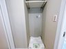 プリミテージュ新横浜 洗濯機置場の上部には便利な収納棚が。タオル類や洗剤などをしまうことができます。