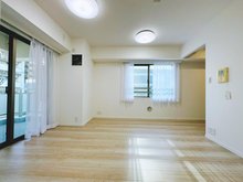プリミテージュ新横浜 清潔感のある白と木の温もりが調和したリビングルーム。長方形で家具も配置しやすい形です。