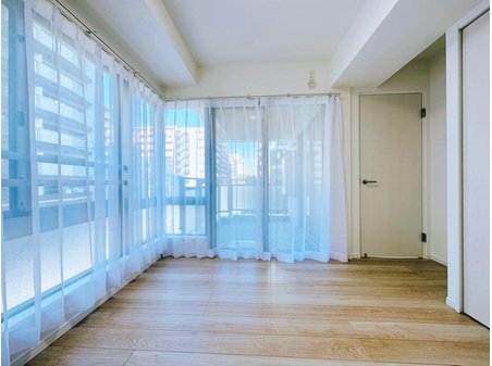 プリミテージュ新横浜 充分な広さの収納を備え、採光良好な洋室は、快適空間。プライベートの時間もゆったりお寛ぎ頂けそうです。