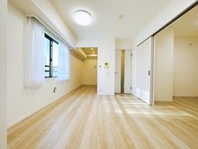 プリミテージュ新横浜 バルコニーに面している明るいリビングルーム。角部屋のため、2面採光で開放感のあるつくりになっています。