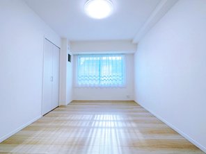 プリミテージュ新横浜 約7帖の独立性を高めたお部屋。 たっぷりの収納も配備しており、片付いた空間を実現出来そう。陽光も降り注ぐ明るく開放的な空間が魅力的。