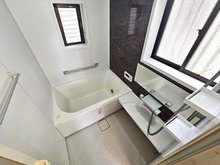 西小松川町（新小岩駅） 2380万円 室内（2024年4月）撮影 二面採光で明るく風通しの良い浴室です。