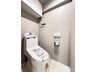 西高島平スカイハイツ 快適な温水洗浄機能付。トイレ周りで利用する小物の収納に嬉しい収納棚付。