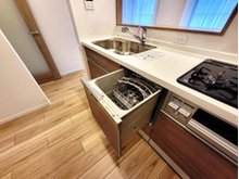 アーベントハイム戸田公園ANNEX 忙しく時間のない朝や、疲れた夜などに便利な食器洗浄機付きのシステムキッチンがママさんの家事をサポートします。