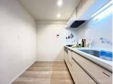 レクセル和光 リビング・ダイニングのスペースを広く活用できる壁付けタイプのキッチン。