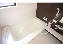 八ケ崎２（馬橋駅） 3899万円 現地室内（2023年10月）撮影 ☆温度変化によって急激な血圧変動が起き、ときに命に関わることもあるヒートショック。暖房機能を使って浴室を温めることで、ヒートショックのリスクを軽減できると言われています。