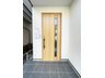泉町３（西武柳沢駅） 5198万円 ナチュラルなデザインで明るい雰囲気の玄関ドア