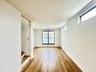 上高田５（新井薬師前駅） 6980万円 窓の位置が高いため陽当りも良く家具の配置もしやすいです！