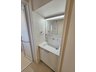 川口並木町ビル 忙しい朝の身支度に便利な三面鏡付き洗面化粧台！