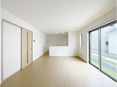 坂田東１ 2990万円～3590万円 大きな窓は開放感を演出、たっぷりの陽光が心地よく快適に寛げそう