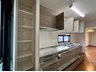 妻沼東４（西小泉駅） 1680万円 ●キッチン収納｜システムキッチンの収納のほかに、造り付けの棚があります。パントリーとしてご利用できます。