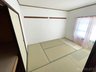 朝霞溝沼住宅　１号棟 高温多湿の日本の気候に適した和室。調湿機能のある畳が快適な空間を維持してくれます：和室約6.0帖