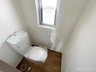 朝霞溝沼住宅　１号棟 空気の入れ替えにも便利な小窓付。明るく気持ちの良いトイレです。