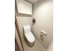 志木南パーク・ホームズ 快適な温水洗浄機能付。トイレ周りで利用する小物の収納に嬉しい収納棚付。