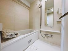 ライオンズマンション大倉山第弐 毎日の疲れを癒すバスルームはもちろん追い焚き機能ございます。浴室換気乾燥機も装備しています♪