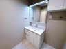 ライオンズマンション大倉山第弐 使いやすい三面鏡の裏と洗面台の下には収納がしっかり完備！散らかりやすい場所こそ、すっきりと見せたいですね。