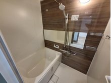 ゼファー川口芝西公園 横長の鏡が付いた浴室！お子様と一緒に入浴した際、鏡越しに目配りできて便利です。