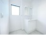 芝富士２ 5598万円 窓のある明るい洗面所で毎日の身支度も気持ち良くお使い頂けます。