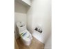 コーラルハイツ志木II 快適な温水洗浄機能付。トイレ周りで利用する小物の収納に嬉しい収納棚付。