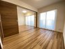 イトーピア川口元郷 リビング横の洋室を開放すると、より空間を広く見せることができます！