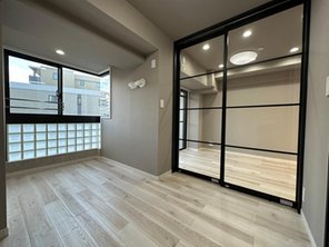 新山下ベイシティ６号棟 バルコニーに面する明るく風通しの良いプライベートルーム。長方形で家具も配置しやすい形です。一人の時間をゆったりと過ごせる安らぐお部屋です。