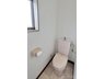 大和田４（新座駅） 1680万円 空気の入れ替えにも便利な小窓付。明るく気持ちの良いトイレです：2階トイレ