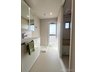 志木ニュータウン東の森壱番街九号棟 白を基調とした清潔感のある洗面室。