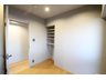 ソルシェ川崎 室内（2023年12月）撮影 洋室４．４帖の入口には使いかってのよさそうな可動棚を施工。