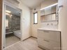 柏町１（志木駅） 5380万円 白を基調とした清潔感のある洗面室。洗面化粧台はミラーキャビネット仕様で小物の収納にも便利です。