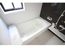 八ケ崎緑町（馬橋駅） 3898万円 現地室内（2023年11月）撮影 ☆温度変化によって急激な血圧変動が起き、ときに命に関わることもあるヒートショック。暖房機能を使って浴室を温めることで、ヒートショックのリスクを軽減できると言われています。