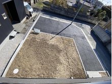 東３（西桐生駅） 1880万円・1930万円 庭（２号棟）｜広くてゆったりのお庭はカースペースと分けて使用できます。広いお庭は日差しを取り込むスペースを広く確保できるのでお家の中までしっかり明るくなります♪（2024年3月撮影）