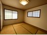 河内 2580万円 2階 和室 6帖 二面採光でゆっくり寛げる和室です。