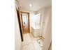 東寺尾北台（鶴見駅） 5290万円 浴室の熱気が流れ込みやすい洗面脱衣所にも窓を設け、換気もしっかり行うことが出来ます。便利な床下収納付きです♪