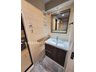 コスモ川口アンソレール ホテルライクな洗面化粧台！横には棚が付いていて、水回りもスッキリと片付きそうです。