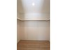 八坂台５ 2380万円 【WIC】ウォークインクローゼット内は、壁に沿ってハンガーポールが取り付けられている使い勝手が良いつくりです。