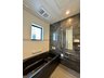 末広４（熊谷駅） 3498万円 ４号棟　浴室乾燥機付きのバスルーム｜大きな鏡付で、使いやすさはもちろん広さも演出してくれます。シャワーヘッドの位置の微調整がきくのも嬉しいポイントです。
