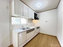 新倉２（和光市駅） 3780万円 リビング・ダイニングのスペースを広く活用できる壁付けタイプのキッチン。