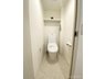 ハートスクエア朝霞パークサイドコート 快適な温水洗浄機能付。トイレ周りで利用する小物の収納に嬉しい収納棚付。