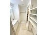 ハートスクエア朝霞パークサイドコート 白を基調とした清潔感のある洗面室。