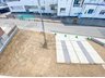 栃本町（田沼駅） 1999万円 バルコニー視点のお庭 並列駐車４台が余裕のお庭です。 せっかく買うなら『大きな』庭つき一戸建てですよね。 （2023年3月）撮影