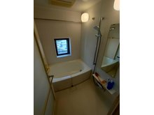 ライディアヒル横濱妙蓮寺　当社グループ会社保有住戸 １３１７の余裕のある広さのお風呂。窓のある明るいお風呂には追い炊きや浴室乾燥機も完備しております。