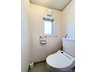 朝霞溝沼住宅 空気の入れ替えにも便利な小窓付。明るく気持ちの良いトイレです。