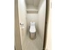 グリーンコーポ鶴瀬 快適な温水洗浄機能付。トイレ周りで利用する小物の収納に嬉しい収納棚付。