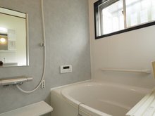 板谷１（土浦駅） 1198万円 室内（2023年8月）撮影 脚がゆったり伸ばせる浴室はリラクゼーション空間。