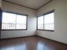 板谷１（土浦駅） 1198万円 室内（2023年8月）撮影 ２階６帖洋室 窓からも明るい陽射しが注ぎ込み、部屋中を照らしてくれます。