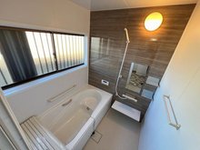 蓮沼（新治駅） 1298万円 室内（2024年2月）撮影 脚がゆったり伸ばせる浴室はリラクゼーション空間。
