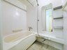 ソルクレスト大倉山 バスルームは、心からゆったりと寛いでいただけるよう、ゆとりのスペースを確保してます。浴室乾燥機も標準装備のため、室内干しも簡単ですね。