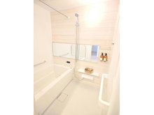 キララガーデンガーデンコート ■白を基調としたお洒落な浴室で快適なバスタイム！
