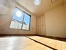 西２（矢川駅） 5798万円～7298万円 G号棟：2階の洋室は冬の時期でもしっかりと陽が入る設計になっています。バルコニーはワイドタイプで洗濯物がたくさん干せます。