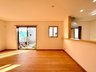国済寺（深谷駅） 2380万円 ●リビングダイニング｜LDKは清潔感溢れる木目で統一されており、太陽の光を反射し、いつも室内を明るく保つことができます。どんな家具や小物の色でも合わせやすいのが嬉しいですよね。